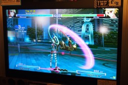 画像ギャラリー No.005のサムネイル画像 / フランスパンのドット芸が映える鞭使い・フォノンが参戦。最新作「UNDER NIGHT IN-BIRTH Exe:Late[st]」ロケテストレポート（※ムービー追加）