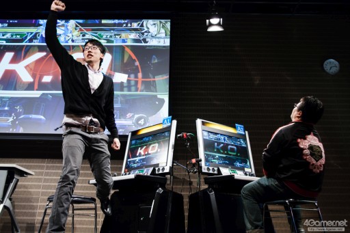 画像ギャラリー No.091のサムネイル画像 / セガの格ゲーイベント「APM D-1 FIGHTING FESTIVAL」フォトレポート。「ブレードアークス」「恋姫」「DOA5U」「GGXrdR」「電撃FCI」の2015年度最後の覇者が決定