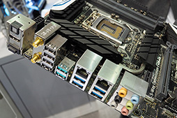 画像ギャラリー No.008のサムネイル画像 / ［COMPUTEX］Intelの次世代CPU「Skylake」対応マザーボードが展示される。発売は夏の終わり頃か