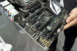 画像ギャラリー No.015のサムネイル画像 / ［COMPUTEX］Intelの次世代CPU「Skylake」対応マザーボードが展示される。発売は夏の終わり頃か