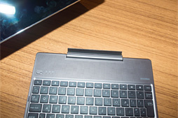 画像ギャラリー No.017のサムネイル画像 / ［COMPUTEX］Zenシリーズの多機能タブレットと自撮り特化型スマートフォン，iMac風オールインワンPCを総ざらい。ASUSイベントレポート