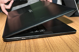 画像ギャラリー No.009のサムネイル画像 / ［COMPUTEX］ASUSの新型ZenBookは，GTX 1050 Ti搭載モデルや外付けグラフィックスボックス対応薄型ノートPCに注目だ