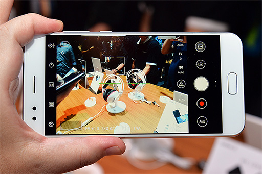 画像ギャラリー No.009のサムネイル画像 / ASUSの新型スマートフォン「ZenFone 4」シリーズ5製品をハンズオン会場でチェックしてきた