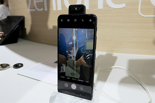 画像ギャラリー No.003のサムネイル画像 / ASUSの次期ハイエンドスマホ「ZenFone 6」は,前後に動くカメラ「Flip Camera」の搭載でノッチなし