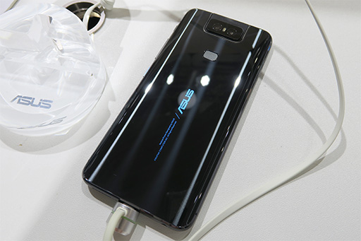 画像ギャラリー No.004のサムネイル画像 / ASUSの次期ハイエンドスマホ「ZenFone 6」は,前後に動くカメラ「Flip Camera」の搭載でノッチなし