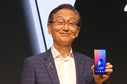 画像ギャラリー No.015のサムネイル画像 / ASUS,新型スマートフォン「ZenFone 6」を8月23日発売。180度回転するカメラ「Flip Camera」が見どころだ