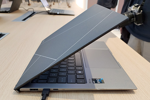画像ギャラリー No.005のサムネイル画像 / ASUSが有機ELディスプレイ搭載ノートで大攻勢。重さ1kgの薄型軽量マシンから，ゲームにも使えるハイエンドPCまで多数を発表