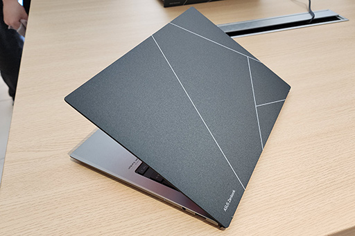 画像ギャラリー No.006のサムネイル画像 / ASUSが有機ELディスプレイ搭載ノートで大攻勢。重さ1kgの薄型軽量マシンから，ゲームにも使えるハイエンドPCまで多数を発表