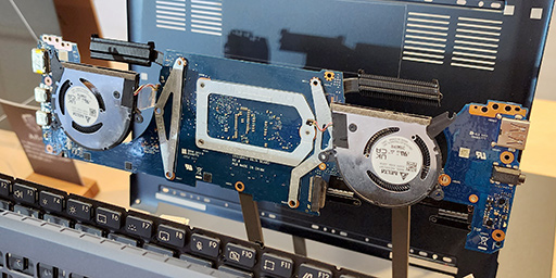 画像ギャラリー No.008のサムネイル画像 / ASUSが有機ELディスプレイ搭載ノートで大攻勢。重さ1kgの薄型軽量マシンから，ゲームにも使えるハイエンドPCまで多数を発表