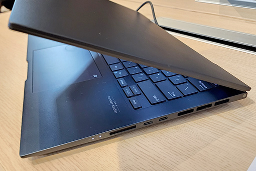 画像ギャラリー No.017のサムネイル画像 / ASUSが有機ELディスプレイ搭載ノートで大攻勢。重さ1kgの薄型軽量マシンから，ゲームにも使えるハイエンドPCまで多数を発表