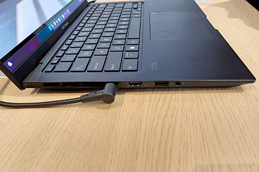 画像ギャラリー No.018のサムネイル画像 / ASUSが有機ELディスプレイ搭載ノートで大攻勢。重さ1kgの薄型軽量マシンから，ゲームにも使えるハイエンドPCまで多数を発表