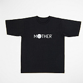 画像ギャラリー No.006のサムネイル画像 / 「MOTHER」のロゴTシャツが登場。公式トリビュートコミックとどせいさんのコットンバッグの先行発売日と同じ6月12日から取り扱い