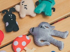“ほぼ日MOTHERプロジェクト”の新作グッズが7月1日に発売。お馴染みのキャラをかたどったマグネットマスコットや，ロゴTシャツの新色が登場