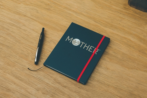 画像ギャラリー No.002のサムネイル画像 / ほぼ日MOTHERプロジェクトの新作グッズ「MOTHERのNOTEBOOK」が12月15日に発売。ページの下に“MOTHERのことば”をプリント
