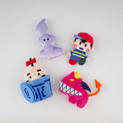 画像ギャラリー No.001のサムネイル画像 / きゅうきょくキマイラやオレナンカドーセを商品化。「MOTHER」の登場キャラをモチーフにしたマグネットマスコットとブローチを12月15日発売