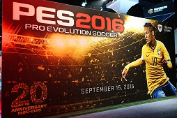 画像ギャラリー No.001のサムネイル画像 / ［E3 2015］「ウイニングイレブン 2016」をスポーツバー風のKONAMIブースで体験。選手同士のぶつかり具合がよりリアルに