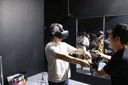 画像ギャラリー No.005のサムネイル画像 / ［TGS 2016］「DOOM」のVR版を体験プレイ。苛烈な攻撃をヒラリとかわして，クリーチャーどもを粉砕してみた
