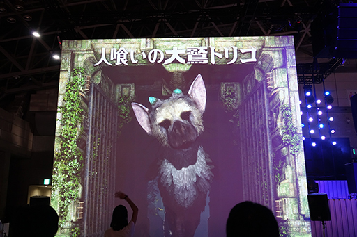 画像ギャラリー No.002のサムネイル画像 / ［TGS 2015］原寸大のトリコとたわむれる夢の体験。SCEブースにある「人喰いの大鷲トリコ」の巨大スクリーンを見逃すな