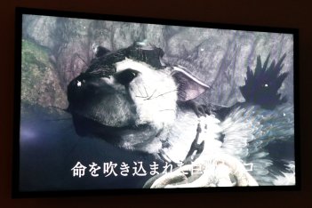画像ギャラリー No.009のサムネイル画像 / 開催中の「第21回 文化庁メディア芸術祭作品展」会場で，エンターテインメント部門の大賞を受賞した「人喰いの大鷲トリコ」の上田文人氏に感想を聞いた