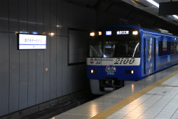 画像ギャラリー No.001のサムネイル画像 / ラッピング電車「京急セガトレイン」が本日運行開始。羽田空港で行われた撮影会&「ぷよぷよ」細山田水紀氏への囲み取材レポート