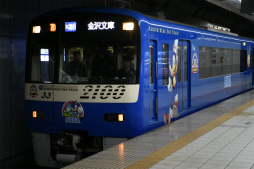画像ギャラリー No.002のサムネイル画像 / ラッピング電車「京急セガトレイン」が本日運行開始。羽田空港で行われた撮影会&「ぷよぷよ」細山田水紀氏への囲み取材レポート