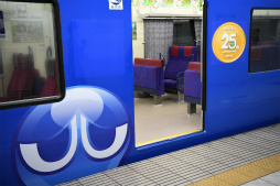 画像ギャラリー No.004のサムネイル画像 / ラッピング電車「京急セガトレイン」が本日運行開始。羽田空港で行われた撮影会&「ぷよぷよ」細山田水紀氏への囲み取材レポート