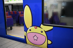 画像ギャラリー No.006のサムネイル画像 / ラッピング電車「京急セガトレイン」が本日運行開始。羽田空港で行われた撮影会&「ぷよぷよ」細山田水紀氏への囲み取材レポート