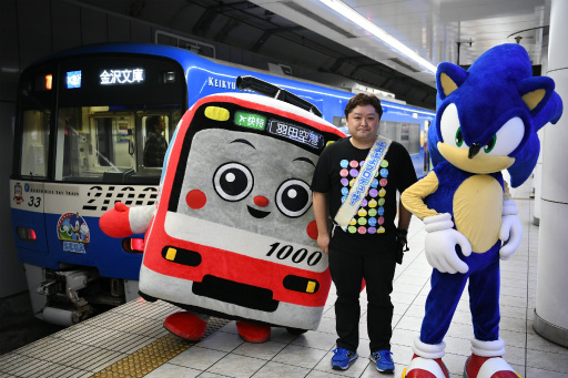 画像ギャラリー No.009のサムネイル画像 / ラッピング電車「京急セガトレイン」が本日運行開始。羽田空港で行われた撮影会&「ぷよぷよ」細山田水紀氏への囲み取材レポート