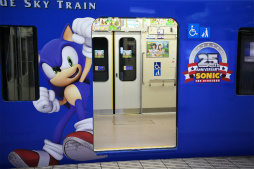 画像ギャラリー No.010のサムネイル画像 / ラッピング電車「京急セガトレイン」が本日運行開始。羽田空港で行われた撮影会&「ぷよぷよ」細山田水紀氏への囲み取材レポート