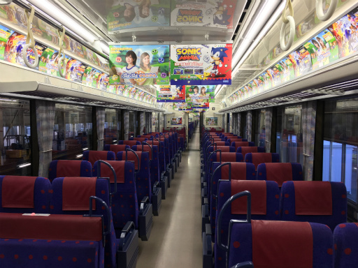 画像ギャラリー No.011のサムネイル画像 / ラッピング電車「京急セガトレイン」が本日運行開始。羽田空港で行われた撮影会&「ぷよぷよ」細山田水紀氏への囲み取材レポート