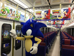 画像ギャラリー No.013のサムネイル画像 / ラッピング電車「京急セガトレイン」が本日運行開始。羽田空港で行われた撮影会&「ぷよぷよ」細山田水紀氏への囲み取材レポート