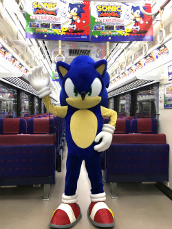 画像ギャラリー No.016のサムネイル画像 / ラッピング電車「京急セガトレイン」が本日運行開始。羽田空港で行われた撮影会&「ぷよぷよ」細山田水紀氏への囲み取材レポート