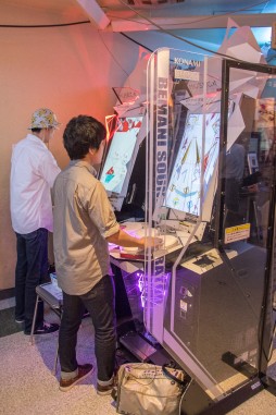 画像ギャラリー No.002のサムネイル画像 / BEMANIシリーズ最新作「MÚSECA」ロケテストレポート。5つの“スピナー”とフットペダルで操作する,グラフィカルな新感覚リズムゲーム