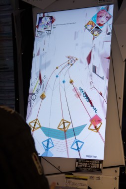 画像ギャラリー No.003のサムネイル画像 / BEMANIシリーズ最新作「MÚSECA」ロケテストレポート。5つの“スピナー”とフットペダルで操作する,グラフィカルな新感覚リズムゲーム