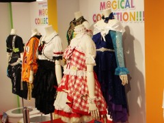 デレマス10周年ライブツアーを振り返る展示会「M@GICALCOLLECTION!!!」，70着以上の衣装が間近で鑑賞できた内覧会をレポート