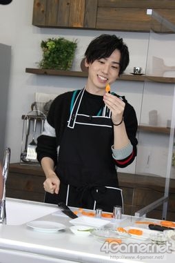 画像ギャラリー No.007のサムネイル画像 / 「あんスタ!!」配信番組「CAFE CINNAMON ニキズキッチン」第7回収録現場に潜入レポート。餅つき&おもちピザに挑戦!