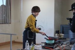 画像ギャラリー No.029のサムネイル画像 / 「あんスタ!!」配信番組「CAFE CINNAMON ニキズキッチン」第8回収録現場の潜入レポート。釣った魚でリゾットをつくる!