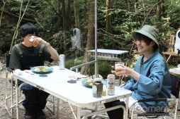 画像ギャラリー No.024のサムネイル画像 / 「あんスタ!!」配信番組「CAFE CINNAMON ニキズキッチン」第11回収録現場に潜入レポート。7珍味があんさんぶるしたシークカバブをつくる