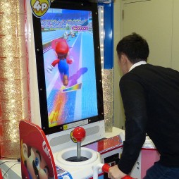 画像ギャラリー No.009のサムネイル画像 / 全身を使って楽しめる体感競技ゲーム「マリオ＆ソニック AT リオオリンピック アーケードゲーム」。本日開始のロケテストに先駆けたプレイレポートを掲載