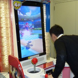 画像ギャラリー No.010のサムネイル画像 / 全身を使って楽しめる体感競技ゲーム「マリオ＆ソニック AT リオオリンピック アーケードゲーム」。本日開始のロケテストに先駆けたプレイレポートを掲載
