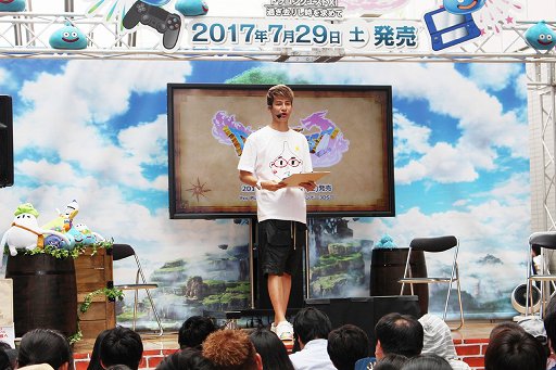 画像ギャラリー No.002のサムネイル画像 / 「ドラゴンクエストXI カウントダウンカーニバル」最後のスペシャルステージをレポート。ストーリーに絡む最新PVや,発売直前のコラボニュースが発表
