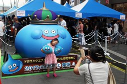 画像ギャラリー No.023のサムネイル画像 / 「ドラゴンクエストXI カウントダウンカーニバル」最後のスペシャルステージをレポート。ストーリーに絡む最新PVや,発売直前のコラボニュースが発表