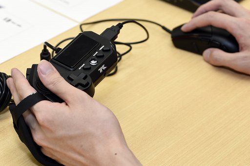 画像ギャラリー No.001のサムネイル画像 / HORI，「タクティカルアサルトコマンダー」シリーズの新製品3種を10月20日に発売。“半分に切ったゲームパッド”など特徴的な操作のデバイスが登場