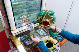 画像ギャラリー No.006のサムネイル画像 / 「ドラゴンクエスト モンスターバトルスキャナー」のロケテスト版をプレイ。「ドラゴンスキャナー」でカードをスキャンする操作が新鮮だ