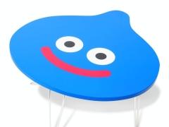 ドラゴンクエストシリーズのスライムをモチーフにしたミニテーブルとぬいぐるみ付きエコバッグ，エプロンが発売決定