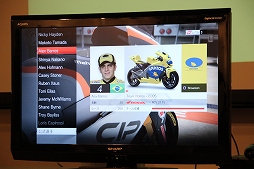 画像ギャラリー No.007のサムネイル画像 / 「MotoGP 15」のメディアブリーフィングが開催。元MotoGPレーシングライダーの中野真矢さんが，現役時代のデータでプレイを披露