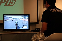 画像ギャラリー No.026のサムネイル画像 / 「MotoGP 15」のメディアブリーフィングが開催。元MotoGPレーシングライダーの中野真矢さんが，現役時代のデータでプレイを披露