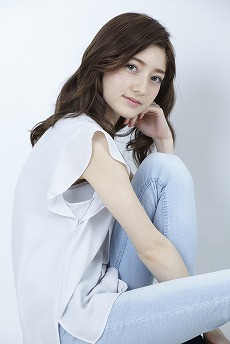 画像ギャラリー No.003のサムネイル画像 / 「イグジストアーカイヴ」，30秒版テレビCMとメイキングムービーを公開。出演者のティファニー春香さん，星守紗凪さんのコメントも到着