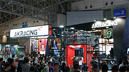 画像ギャラリー No.002のサムネイル画像 / ［TGS 2018］グラビアアイドルが来場者にHなおねだり？　AKRacing「ゲーミングチェア組立て対決」をレポート