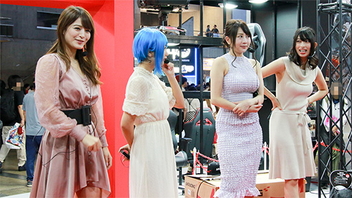 画像ギャラリー No.003のサムネイル画像 / ［TGS 2018］グラビアアイドルが来場者にHなおねだり？　AKRacing「ゲーミングチェア組立て対決」をレポート
